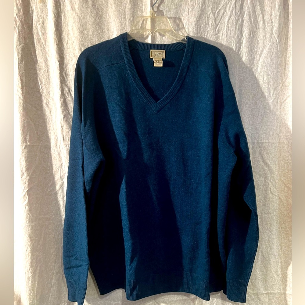 L.L.Bean men’s XL Tall lambswool sweater with a v neck in a dark teal color.